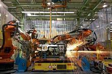 In der Automobilindustrie sind viele Roboter im Einsatz. Ergonomie- oder Sicherheitsanforderungen für Mitarbeiter in Produktionsprozessen gelten für Industrieroboter nicht. Foto: ABB/auto-reporter.net 